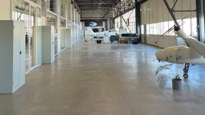 Der modernisierte Hangar 4 am Innovationspark mit seinen denkmalgeschützten Eisenfachwerkträgern. Der modernisierte Hangar 4 am Innovationspark mit seinen denkmalgeschützten Eisenfachwerkträgern.