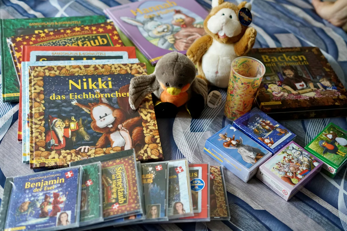 Im Lauf der letzten 20 Jahre sind viele verschiedene Werke entstanden – und mit ihnen Figuren, die Kinder bis heute begeistern. Man sieht einige Werke des Nikki & Pieps Verlags auf dem Tisch liegen.