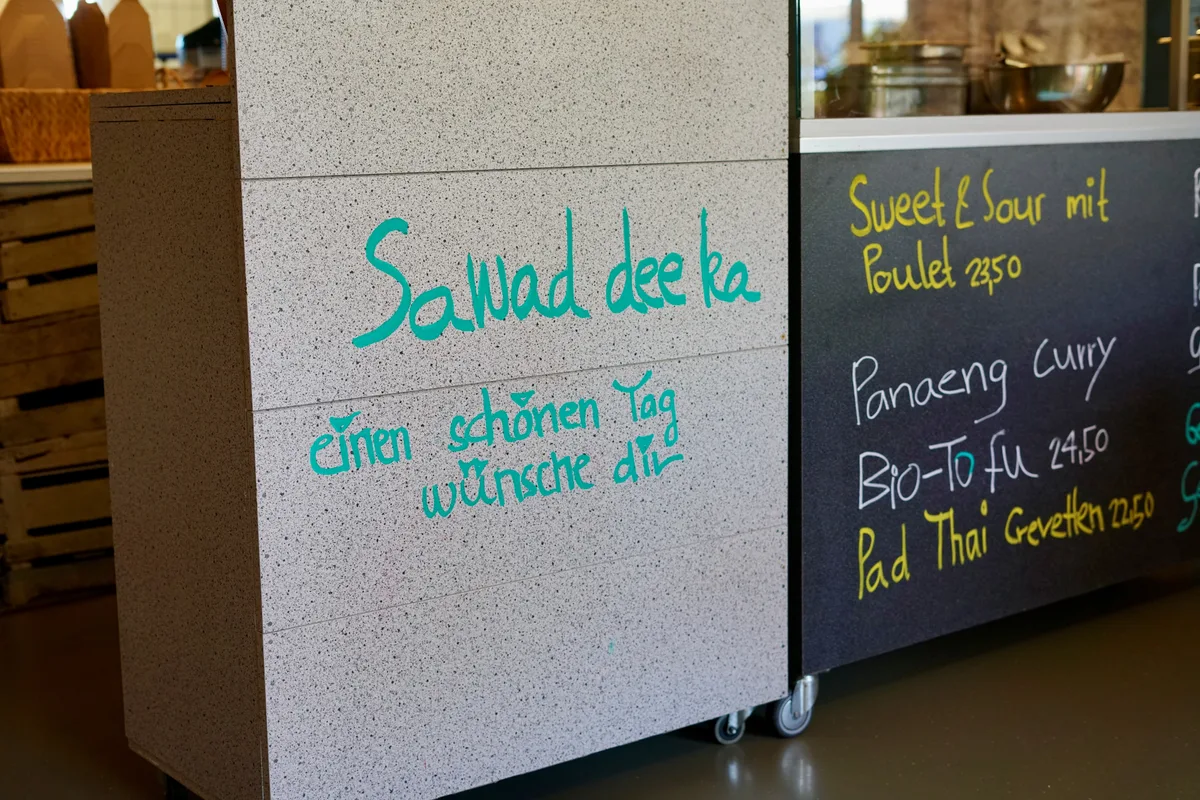 Man sieht einen Spruch in thailändischer Sprache.