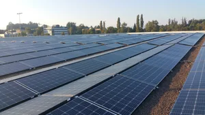 Erfreuliches Jahresergebnis 2016 der Energie Uster AG
Uster An der Generalversammlung vom 21. Juni präsentierte die Energie Uster AG ein erfreuliches Jahresergebnis 2016. Der Nettoerlös aus Lieferungen und Leistungen beträgt 51’560 620 Franken, der Jahresgewinn 2’959 947 Franken und die Stadt Uster erhält eine Dividende in der Höhe von 600’000Frnaken.
Vor wenigen Wochen veröffentlichte die Energie Uster AG den Geschäftsbericht 2016. Wiederum beinhaltet die 36-seitige Publikation einen aufschlussreichen Überblick der bedeutendsten Entwicklungen, Erfolge und Zahlen sowie interessante Berichte zu Projekten, welche das Jahr prägten.
Nun wurden Geschäftsbericht und Jahresrechnung des Jahres 2016 im Rahmen der Generalversammlung vom 21. Juni genehmigt.
Dynamische Rahmenbedingungen
Am 21. Mai sagte das Stimmvolk ja zum revidierten Energiegesetz und läutete damit die Energiewende ein. Die Senkung des Energieverbrauchs, die Steigerung der Energieeffizienz sowie die Förderung der erneuerbaren Energien stehen neben dem Atomausstieg im Zentrum. Als moderne Energiedienstleisterin stellt sich die Energie Uster AG bereits heute auf die künftigen Veränderungen des energiepolitischen Umfelds ein und hat die in den Vorjahren initiierten Projekte aktiv weiterverfolgt.
E-Mobilität, Fotovoltaik und
Sanierung des Werkhofs
Mit fünf eigenen E-Doppeltankstellen im Stadtgebiet Uster hat die Energie Uster AG ein Zeichen gesetzt und die ökologische Entwicklung vorangetrieben.
Neu können Interessenten bei der Energie Uster AG eine E-Tankkarte bestellen und damit an rund 300 Ladestationen schweizweit tanken und bargeldlos und unkompliziert bezahlen. Weiter lancierte Energie Uster das Beteiligungsmodell «solar max», mit dem sich Stromkonsumenten finanziell an einer Fotovoltaikanlage beteiligen können und so von einer jährlichen Lieferung von Solarstrom profitieren. Das neue Angebot entpuppte sich als Grosserfolg – bereits ermöglichte es die Realisierung zweier grösserer Fotovoltaikanlagen, auf der Sporthalle und dem Hallenbad Buchholz.
Darüber hinaus nahm man 2016 die Erneuerung und energietechnische Optimierung des Werkhofs an der Oberlandstrasse in Angriff. Mit der Sanierung der Erschliessungsplattform konnte bereits begonnen werden.
Wärmeverbund Uster Nord
auf Kurs
Auch 2016 engagierte sich die Energie Uster AG für den gemäss Energieplan der Stadt Uster vorgesehenen Aufbau von Wärmeverbunden – eine äusserst komplexe, zeit- und kostenintensive Herausforderung. Umso erfreulicher ist es, dass das Projekt Wärmeverbund Uster Nord mit Holzschnitzelfeuerung vorankommt – das Konzept steht und mit der Zustimmung der Kundinnen und Kunden wird gerechnet. Weiter wurde die Stadt Uster im Jahr 2016 mit dem Label «Energiestadt Gold» ausgezeichnet. Die Förderung und der Bau von Fotovoltaikanlagen sowie Sanierungsberatungen der Energie Uster AG haben wesentlich zu diesem Erfolg beigetragen.
Die Energie Uster AG versorgt Stadt und Region Uster zuverlässig und in der gewünschten Menge und Qualität mit Strom, Gas und Wasser. Der Wasserkraftanteil der Stromzusammensetzung in der Stadt Uster lag bei 95,5 Prozent. Zudem betreut sie die öffentliche Beleuchtung und stellt mit einer Pikettorganisation rund um die Uhr die Versorgung sicher. Energie Uster beschäftigt 35 Mitarbeitende. reg
www.energieuster.ch Erfreuliches Jahresergebnis 2016 der Energie Uster AG
Uster An der Generalversammlung vom 21. Juni präsentierte die Energie Uster AG ein erfreuliches Jahresergebnis 2016. Der Nettoerlös aus Lieferungen und Leistungen beträgt 51’560 620 Franken, der Jahresgewinn 2’959 947 Franken und die Stadt Uster erhält eine Dividende in der Höhe von 600’000Frnaken.
Vor wenigen Wochen veröffentlichte die Energie Uster AG den Geschäftsbericht 2016. Wiederum beinhaltet die 36-seitige Publikation einen aufschlussreichen Überblick der bedeutendsten Entwicklungen, Erfolge und Zahlen sowie interessante Berichte zu Projekten, welche das Jahr prägten.
Nun wurden Geschäftsbericht und Jahresrechnung des Jahres 2016 im Rahmen der Generalversammlung vom 21. Juni genehmigt.
Dynamische Rahmenbedingungen
Am 21. Mai sagte das Stimmvolk ja zum revidierten Energiegesetz und läutete damit die Energiewende ein. Die Senkung des Energieverbrauchs, die Steigerung der Energieeffizienz sowie die Förderung der erneuerbaren Energien stehen neben dem Atomausstieg im Zentrum. Als moderne Energiedienstleisterin stellt sich die Energie Uster AG bereits heute auf die künftigen Veränderungen des energiepolitischen Umfelds ein und hat die in den Vorjahren initiierten Projekte aktiv weiterverfolgt.
E-Mobilität, Fotovoltaik und
Sanierung des Werkhofs
Mit fünf eigenen E-Doppeltankstellen im Stadtgebiet Uster hat die Energie Uster AG ein Zeichen gesetzt und die ökologische Entwicklung vorangetrieben.
Neu können Interessenten bei der Energie Uster AG eine E-Tankkarte bestellen und damit an rund 300 Ladestationen schweizweit tanken und bargeldlos und unkompliziert bezahlen. Weiter lancierte Energie Uster das Beteiligungsmodell «solar max», mit dem sich Stromkonsumenten finanziell an einer Fotovoltaikanlage beteiligen können und so von einer jährlichen Lieferung von Solarstrom profitieren. Das neue Angebot entpuppte sich als Grosserfolg – bereits ermöglichte es die Realisierung zweier grösserer Fotovoltaikanlagen, auf der Sporthalle und dem Hallenbad Buchholz.
Darüber hinaus nahm man 2016 die Erneuerung und energietechnische Optimierung des Werkhofs an der Oberlandstrasse in Angriff. Mit der Sanierung der Erschliessungsplattform konnte bereits begonnen werden.
Wärmeverbund Uster Nord
auf Kurs
Auch 2016 engagierte sich die Energie Uster AG für den gemäss Energieplan der Stadt Uster vorgesehenen Aufbau von Wärmeverbunden – eine äusserst komplexe, zeit- und kostenintensive Herausforderung. Umso erfreulicher ist es, dass das Projekt Wärmeverbund Uster Nord mit Holzschnitzelfeuerung vorankommt – das Konzept steht und mit der Zustimmung der Kundinnen und Kunden wird gerechnet. Weiter wurde die Stadt Uster im Jahr 2016 mit dem Label «Energiestadt Gold» ausgezeichnet. Die Förderung und der Bau von Fotovoltaikanlagen sowie Sanierungsberatungen der Energie Uster AG haben wesentlich zu diesem Erfolg beigetragen.
Die Energie Uster AG versorgt Stadt und Region Uster zuverlässig und in der gewünschten Menge und Qualität mit Strom, Gas und Wasser. Der Wasserkraftanteil der Stromzusammensetzung in der Stadt Uster lag bei 95,5 Prozent. Zudem betreut sie die öffentliche Beleuchtung und stellt mit einer Pikettorganisation rund um die Uhr die Versorgung sicher. Energie Uster beschäftigt 35 Mitarbeitende. reg
www.energieuster.ch
