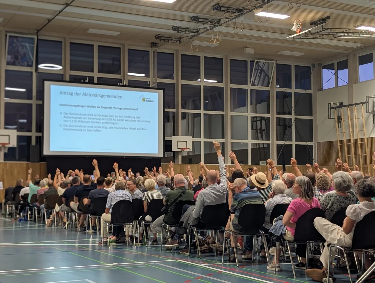 Die Mehrheit, aber längst nicht alle: An der Gemeindeversammlung in Bubikon ist die Aktienkapitalerhöhung für das GZO umstritten. Die Mehrheit, aber längst nicht alle: An der Gemeindeversammlung in Bubikon ist die Aktienkapitalerhöhung für das GZO umstritten.