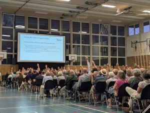 Die Mehrheit, aber längst nicht alle: An der Gemeindeversammlung in Bubikon ist die Aktienkapitalerhöhung für das GZO umstritten. Die Mehrheit, aber längst nicht alle: An der Gemeindeversammlung in Bubikon ist die Aktienkapitalerhöhung für das GZO umstritten.
