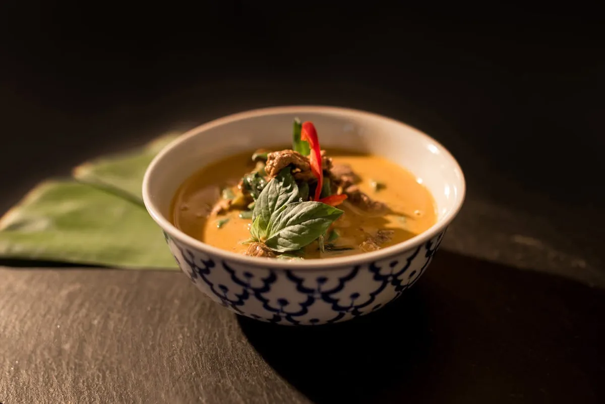 Man sieht das thailändische Gericht Panaeng Curry.