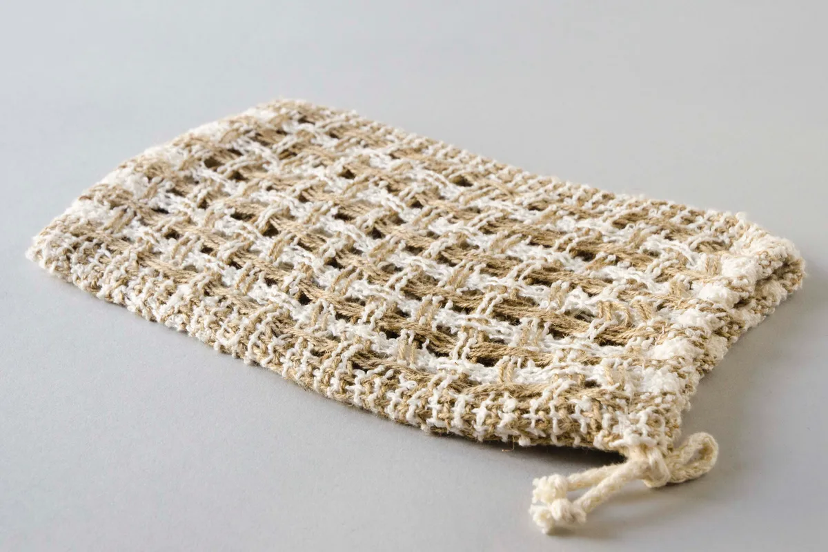 Man sieht einen Peeling-Handschuh des Heimatwerks Zürcher Oberland.