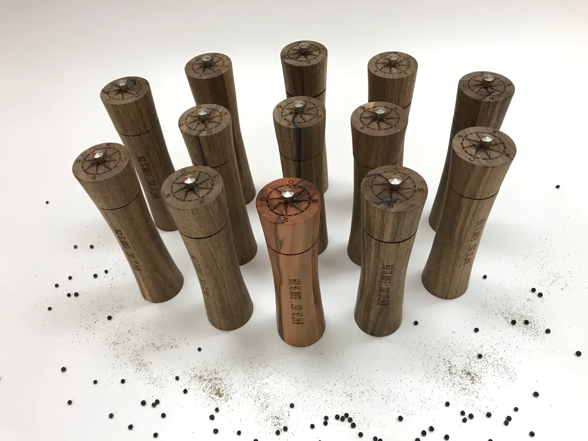 Man sieht Pfeffermühlen aus Holz,