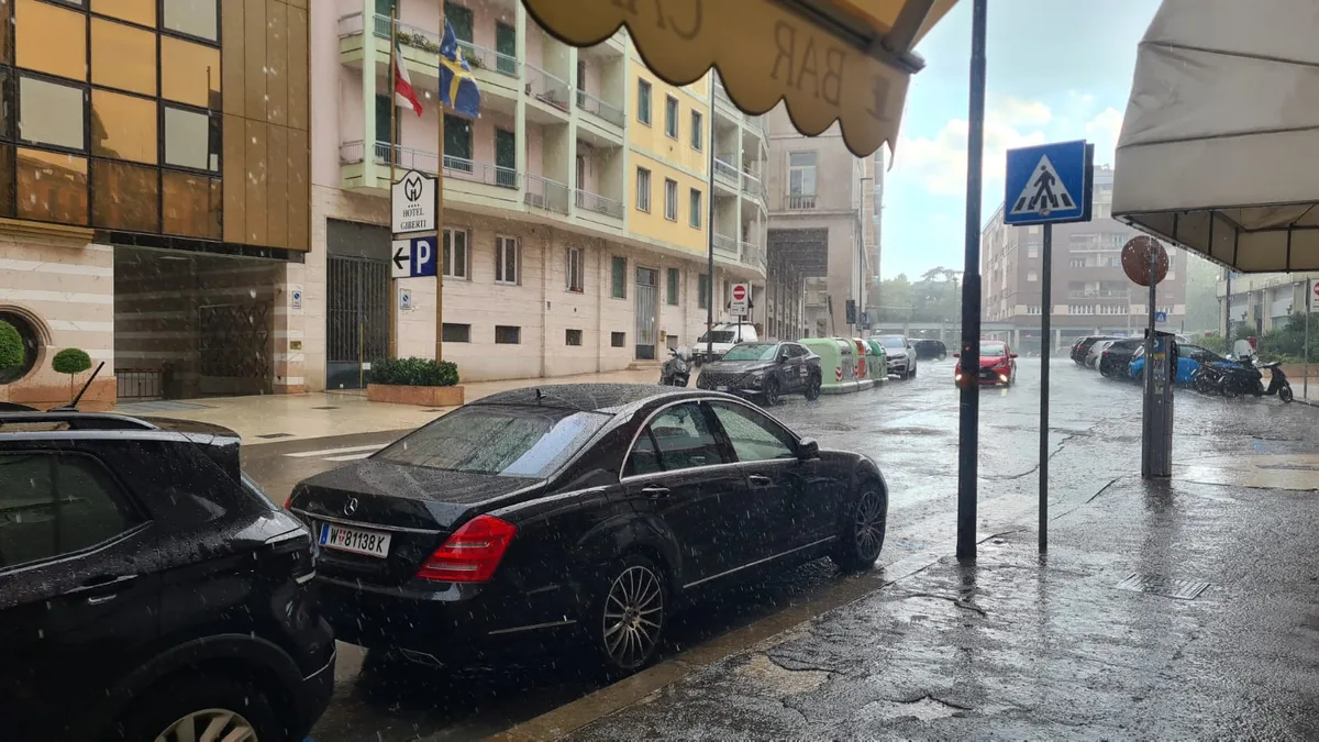 Viel Regen fällt auf die Strassen in der italienischen Stadt Verona.