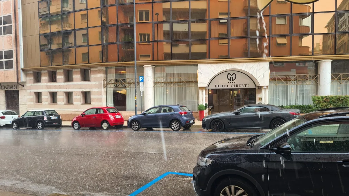 Viel Regen fällt auf die Strassen in der italienischen Stadt Verona.