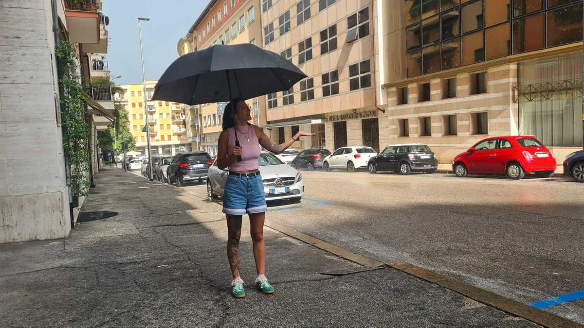 Viel Regen fällt auf die Strassen in der italienischen Stadt Verona.