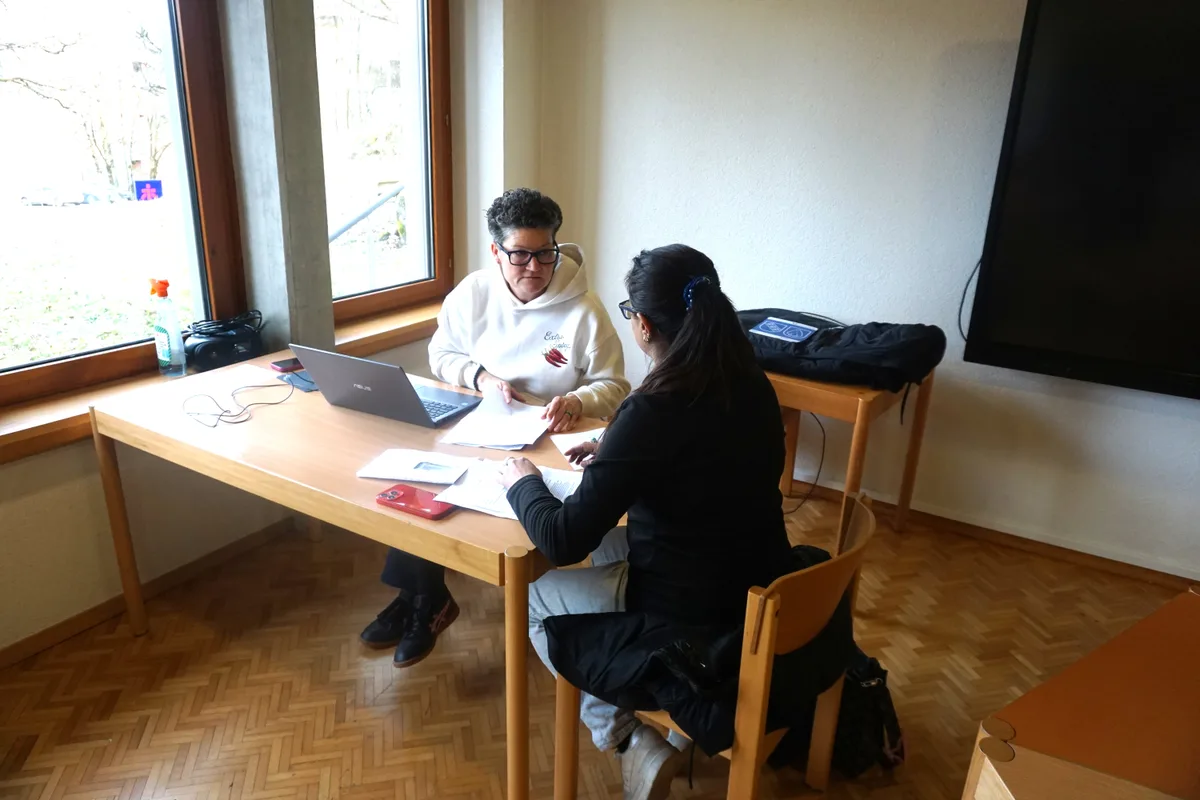 Zwei Frauen am Tisch