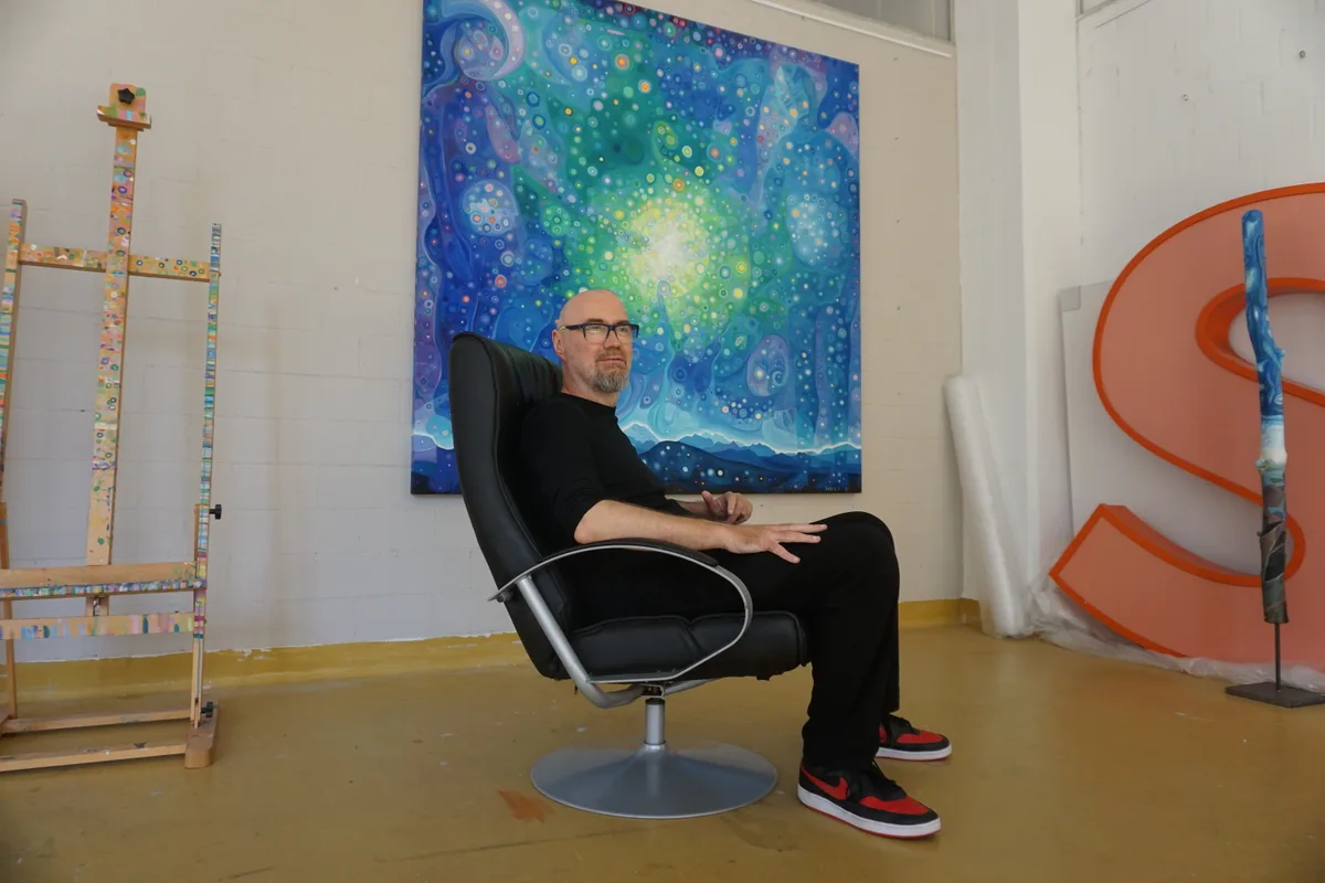 Mann in Stuhl