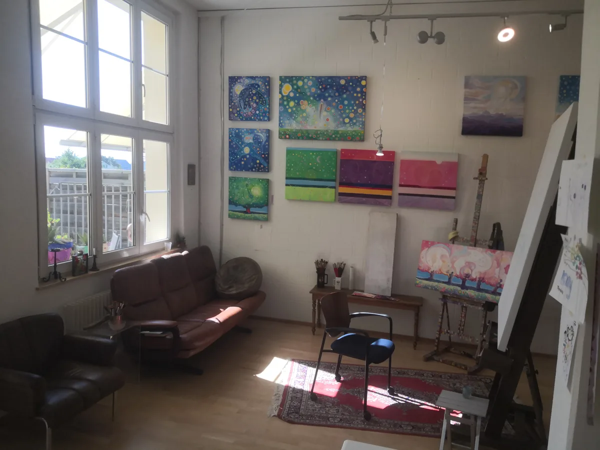 Hier in seinem Wohnatelier in Wetzikon arbeitet der Künstler Christophe Terraz. Raum