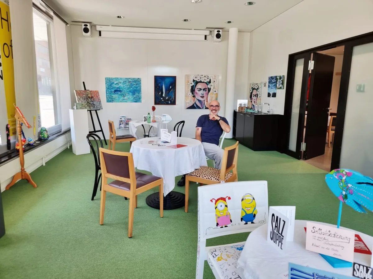 Jeden zweiten Samstag ist das Kunstkaffee geöffnet. Mann am Tisch