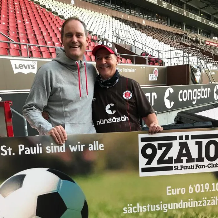 Oke Göttlich (links) ist Präsident des FC St. Pauli. Hier übernimmt er einen Spendenscheck von Rolf Bänninger. Zwei mit Check