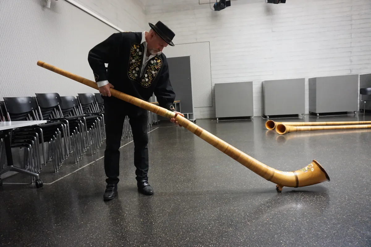 Mann mit Alphorn