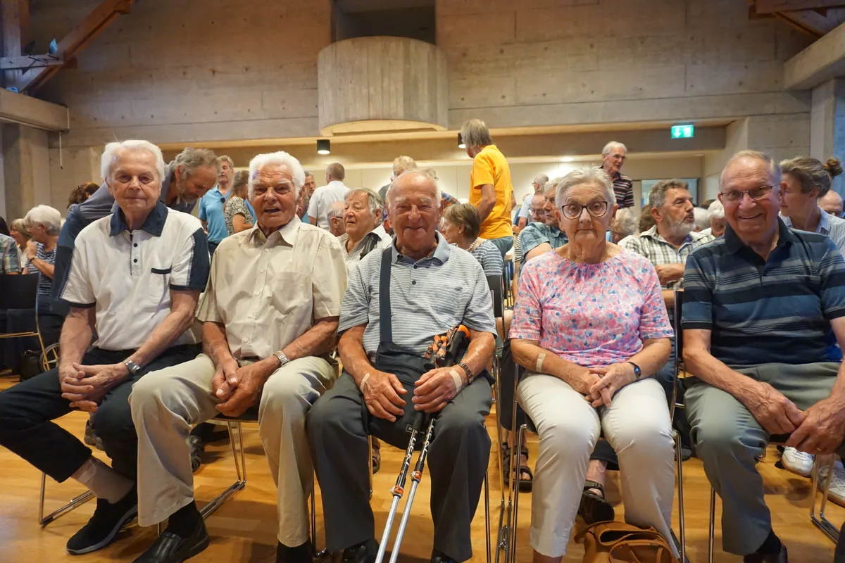 Zeitzeugen auf Stühlen