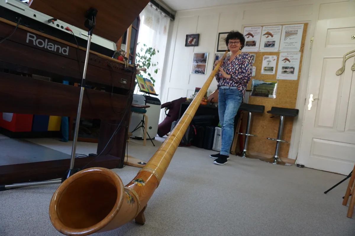 Frau mit Alphorn