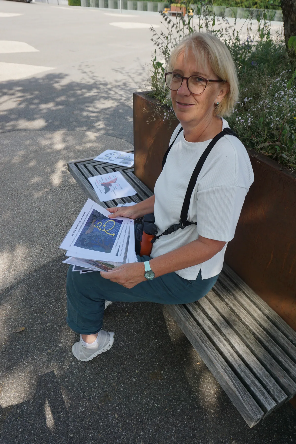 Frau mit Bildern