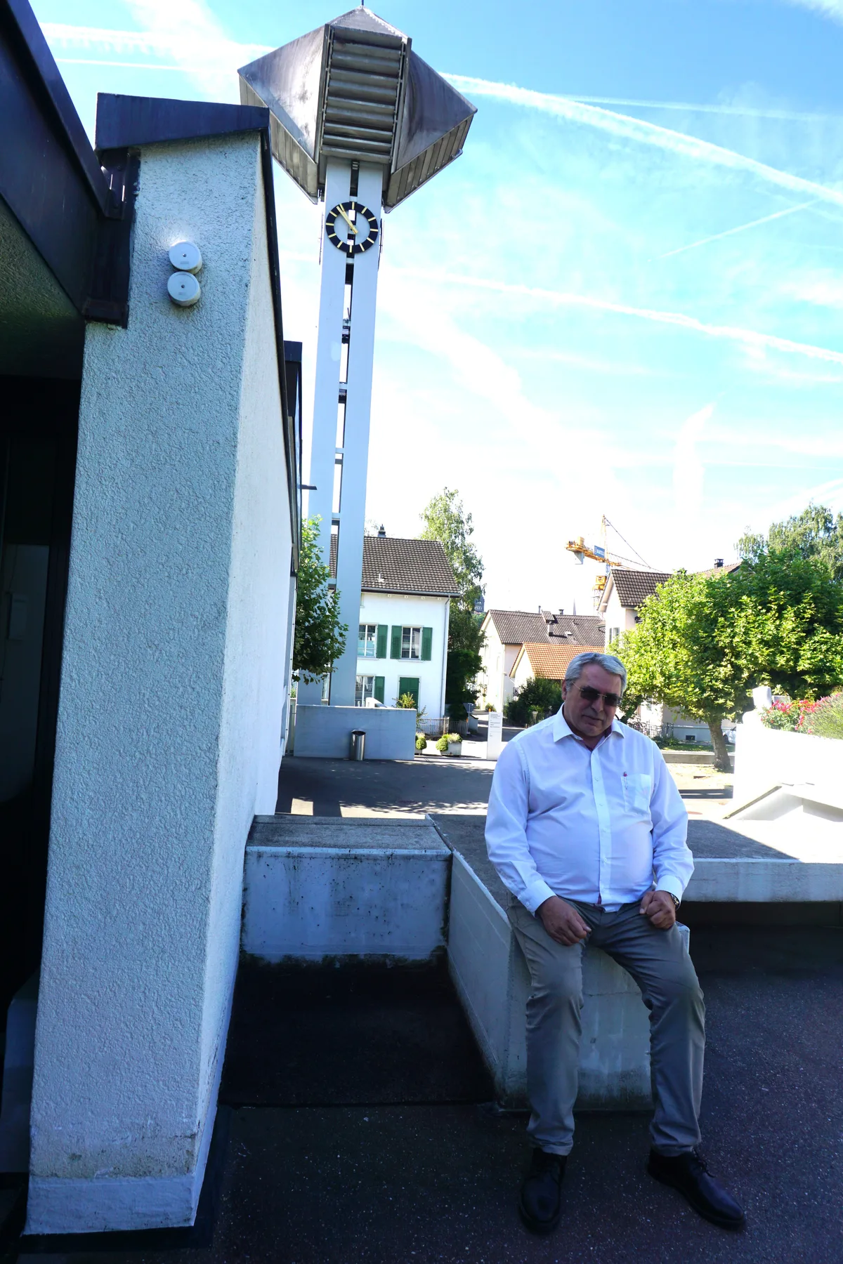 Mann vor Kirche