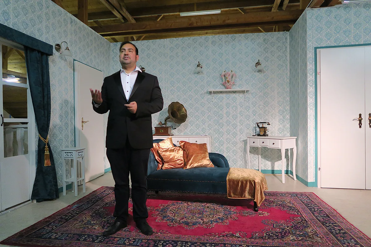 Das Bild zeigt Jérôme M. Weber im aktuellen Stuck des FBU.