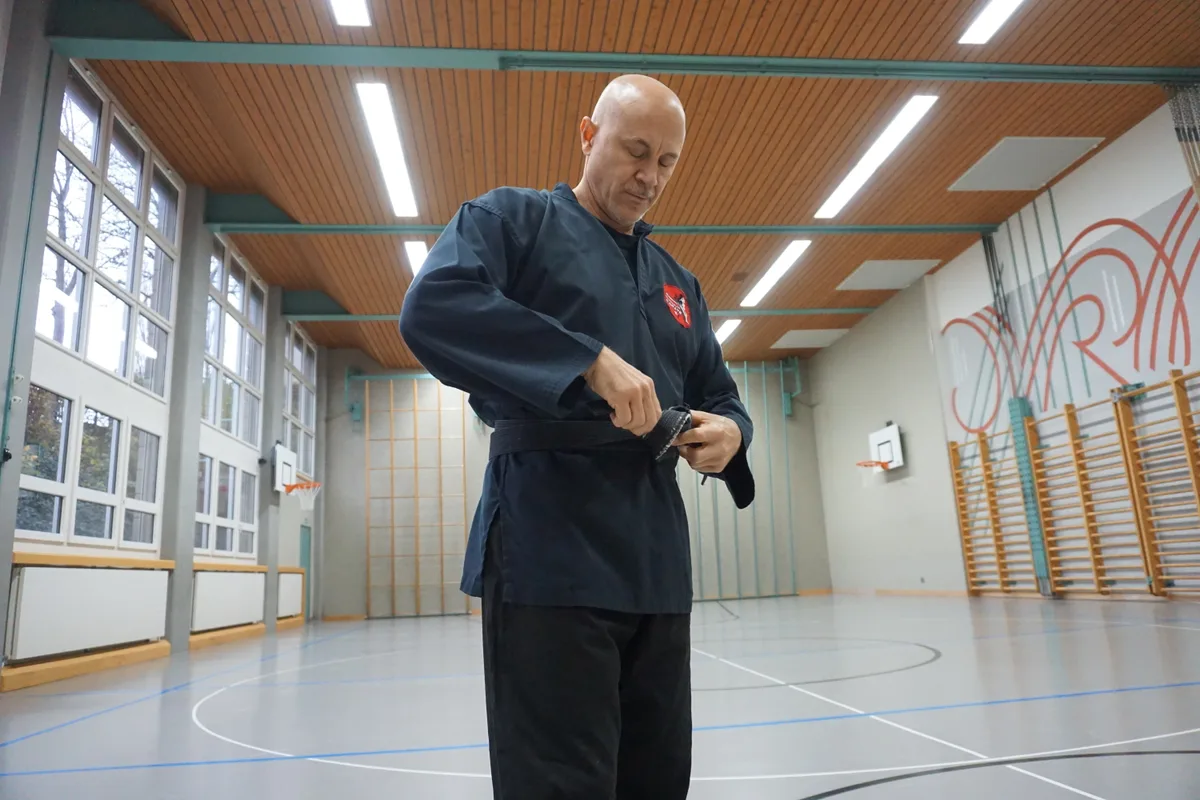 Mann mit schwarzem Gurt