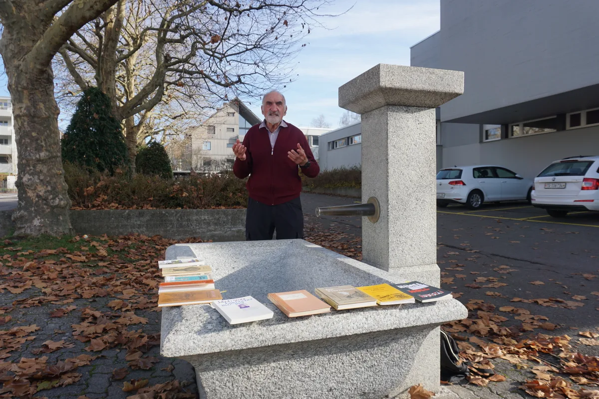 Mann Brunnen und Bücher