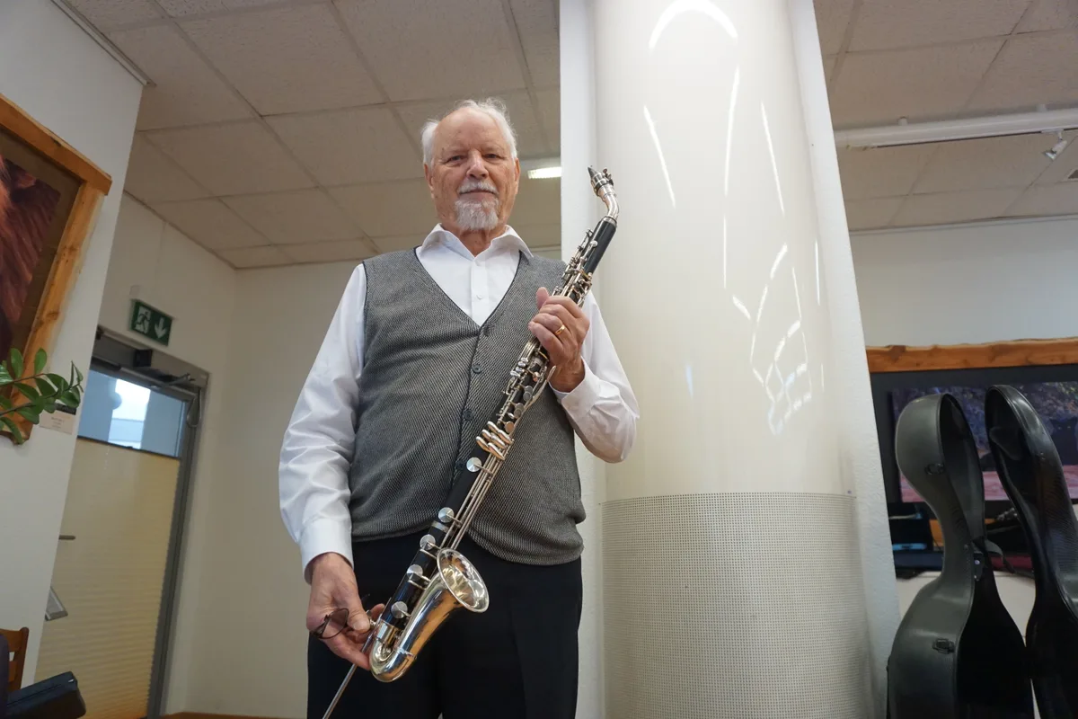 Mann mit Blasinstrument