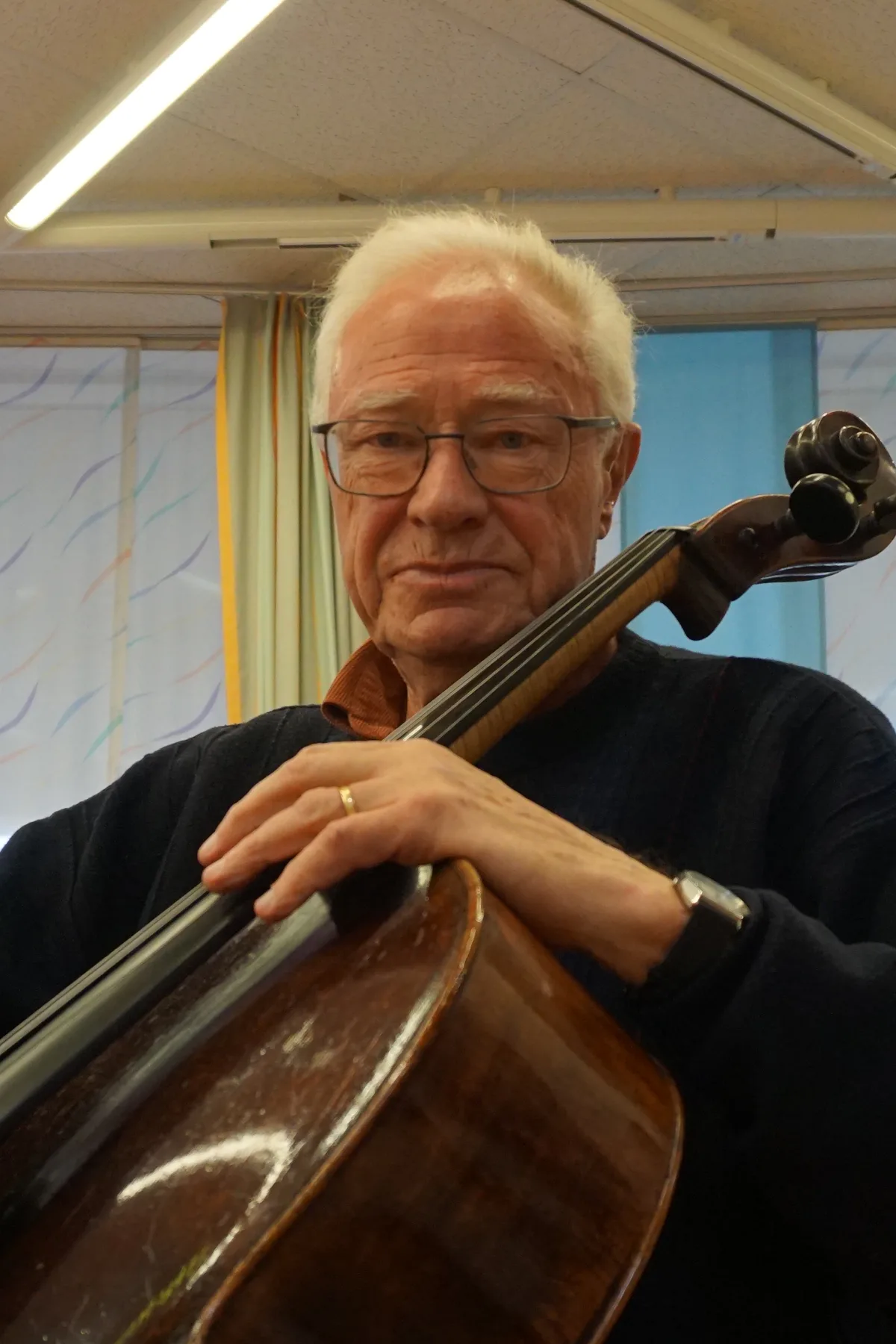 Mann mit Cello