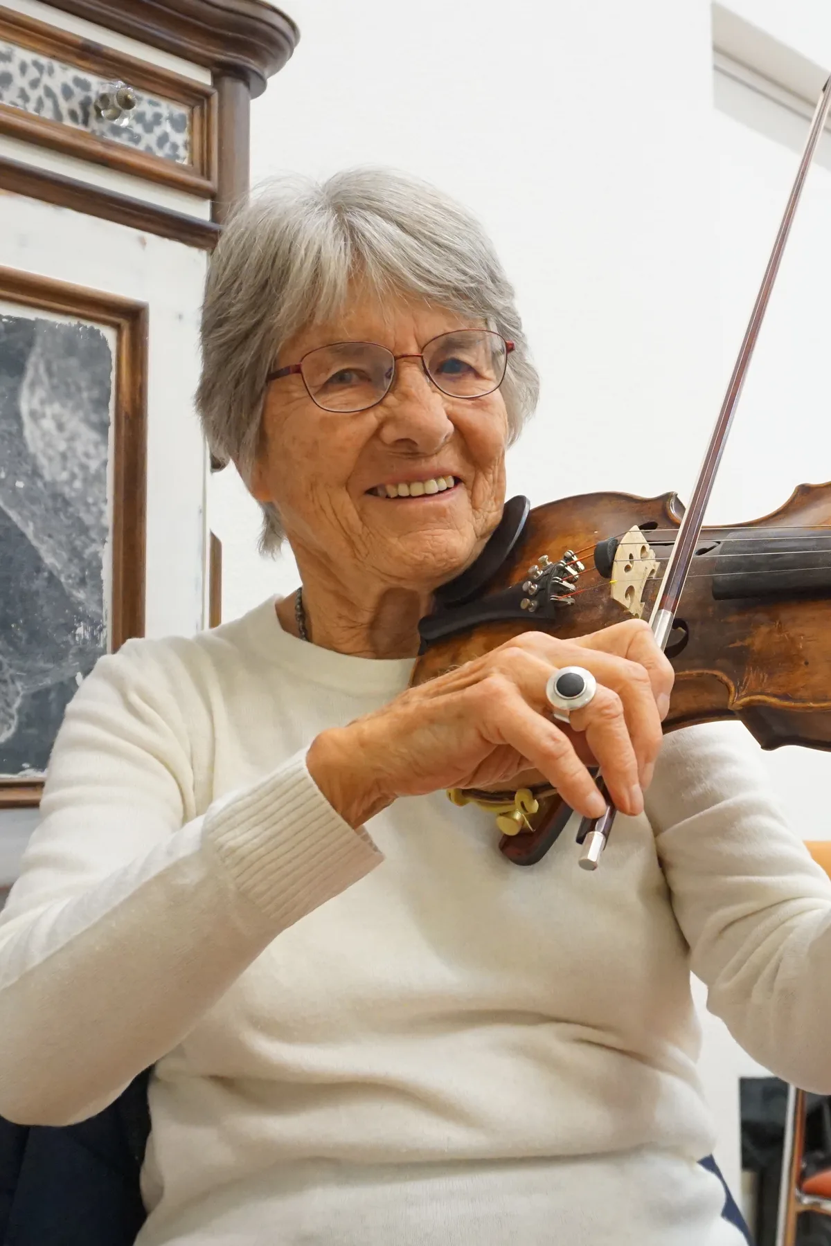 Frau spielt ihre Geige