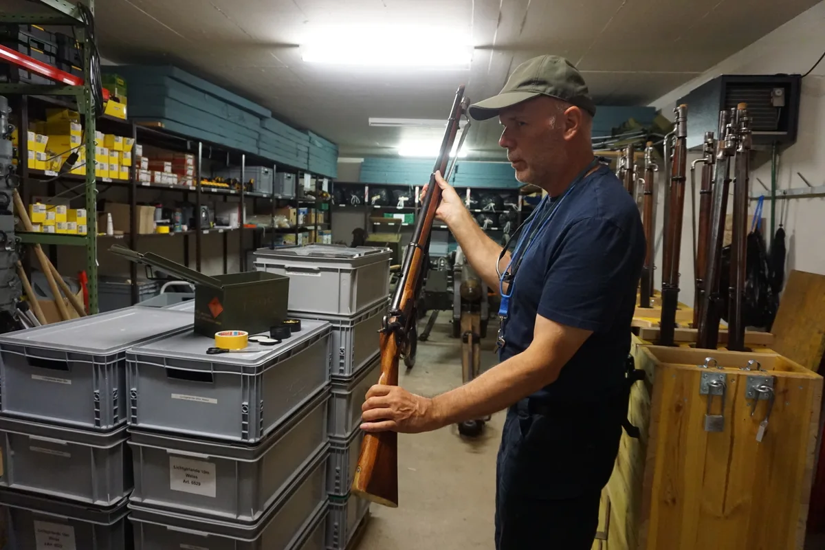 Mann mit Gewehr