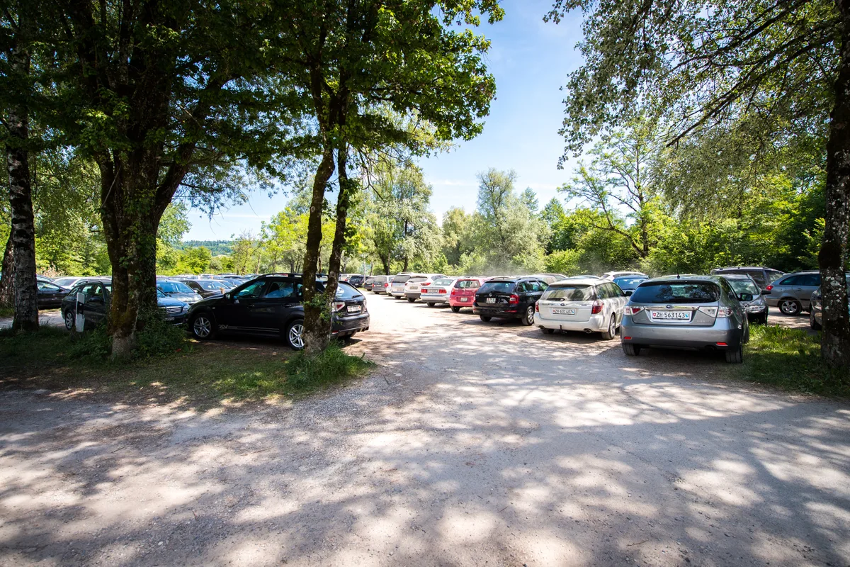Parkplatz mit vielen Autos bei der Badi Auslikon.
