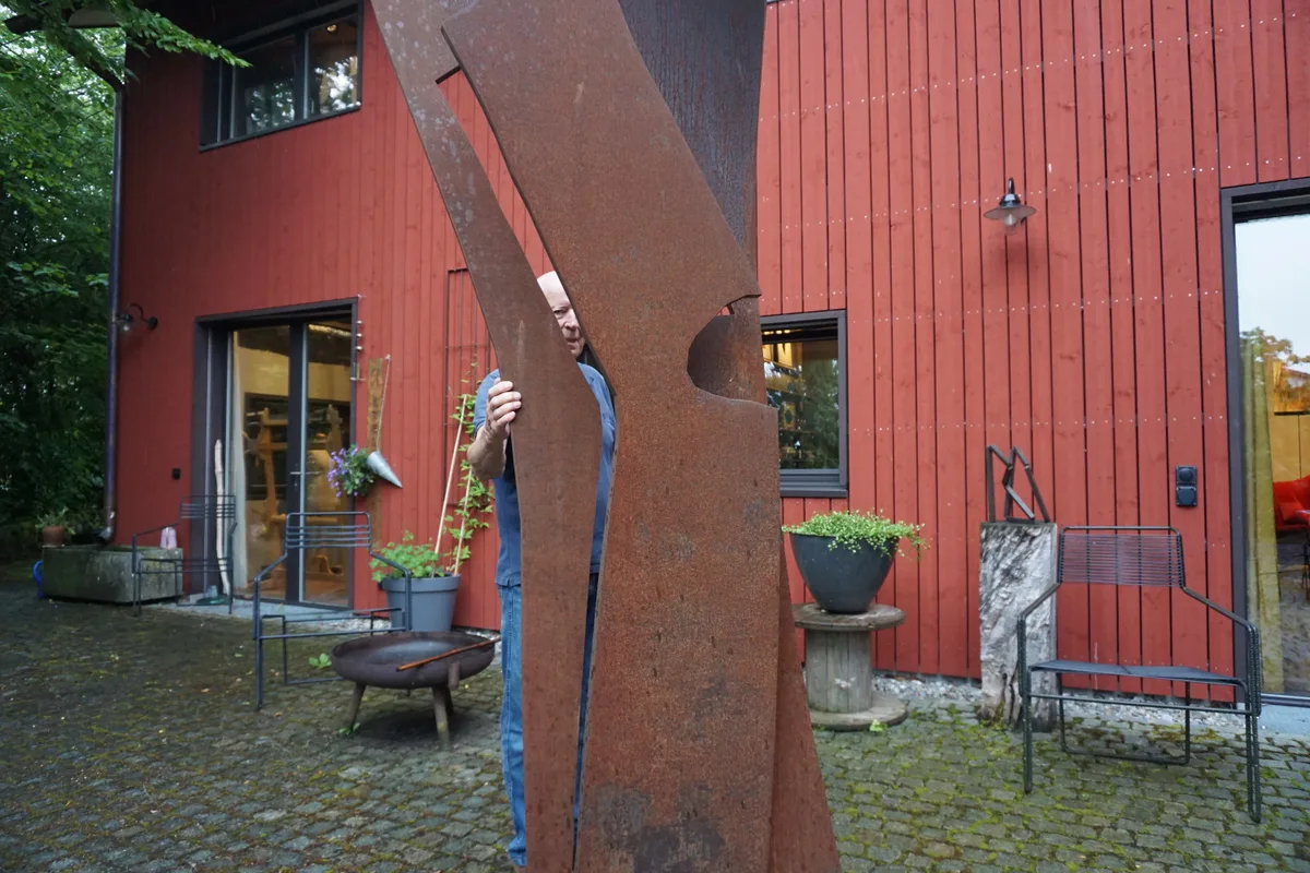 Mann und Skulptur