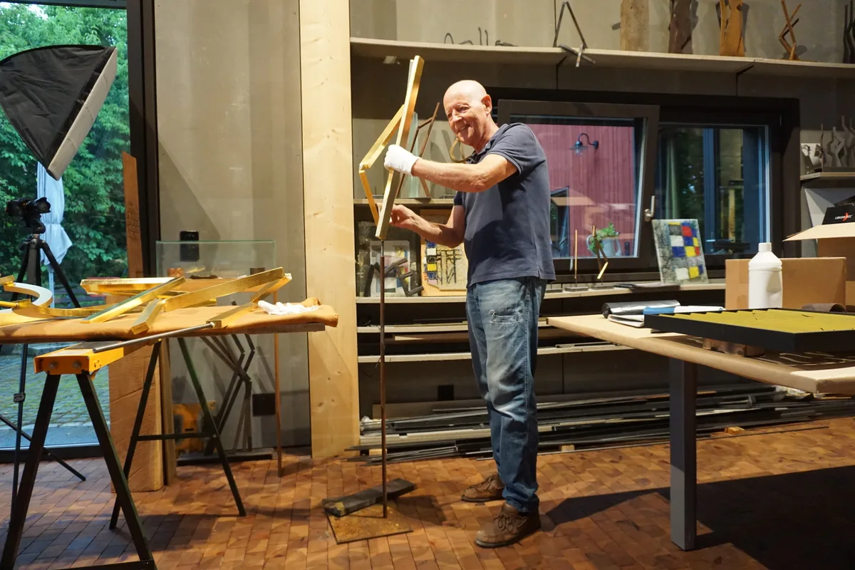 Markus Bless legt Hand an in seinem Atelier.