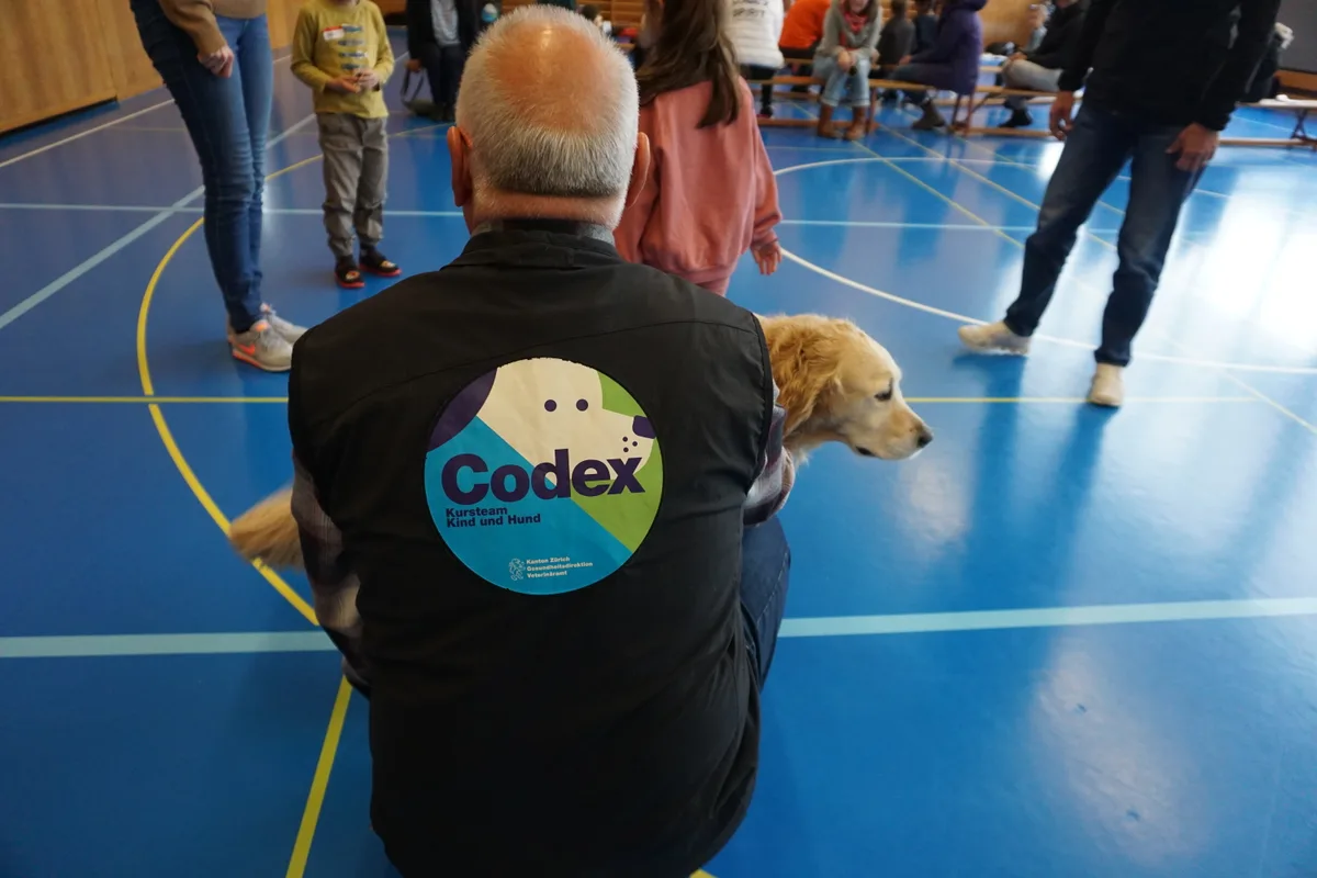 Mann mit Hund sowie Kinder