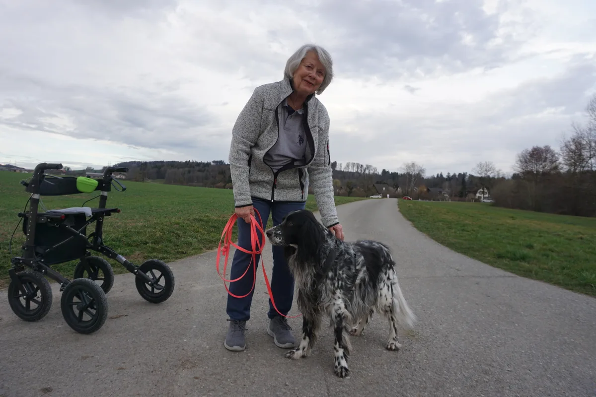 Alte Frau mit Hund