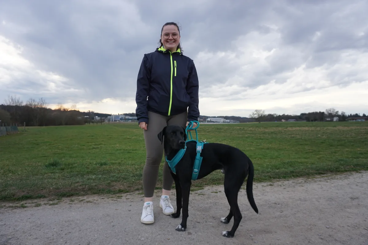 Frau mit schwarzem Hund