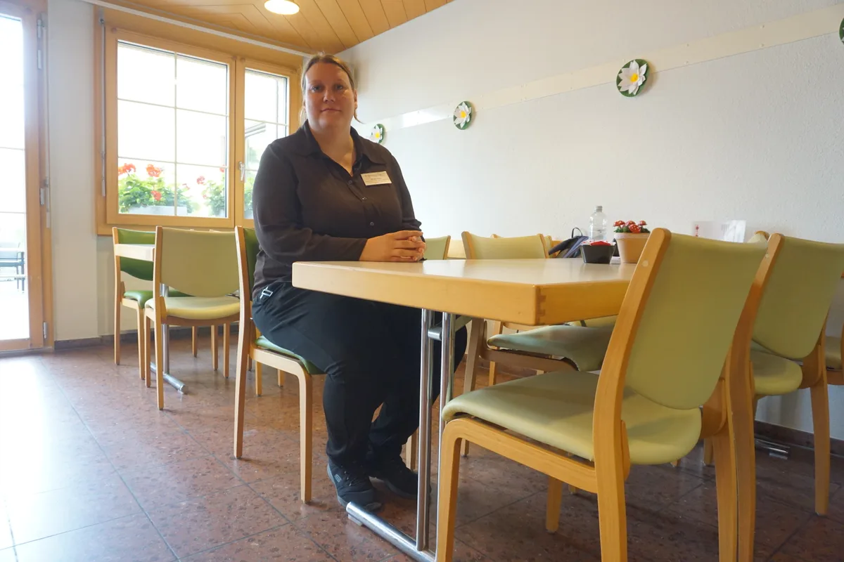 Frau am Tische
