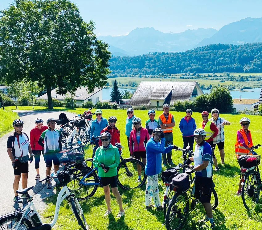 Buntes Schar von Velofahrern
