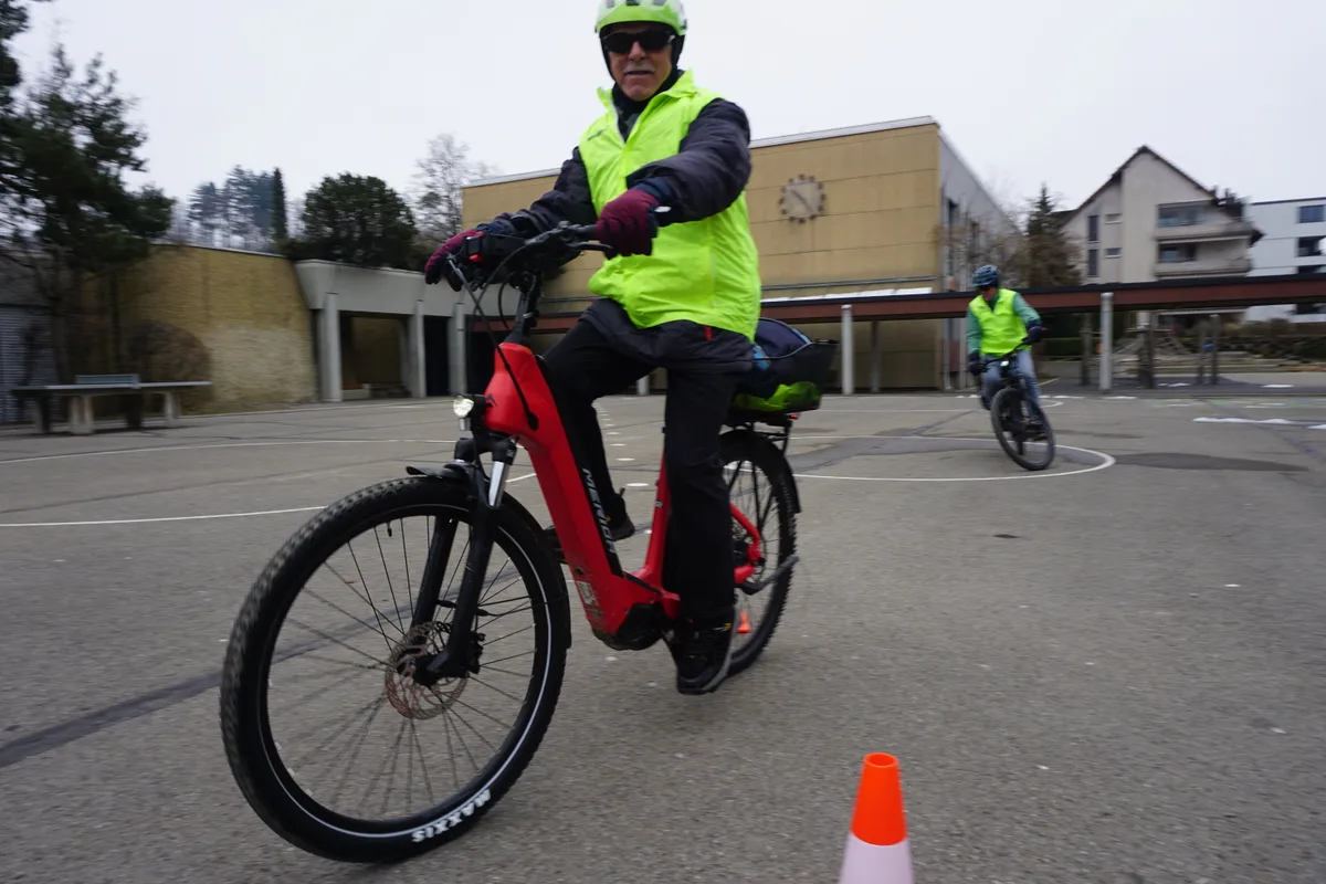 Zwei hintereinander auf Velo