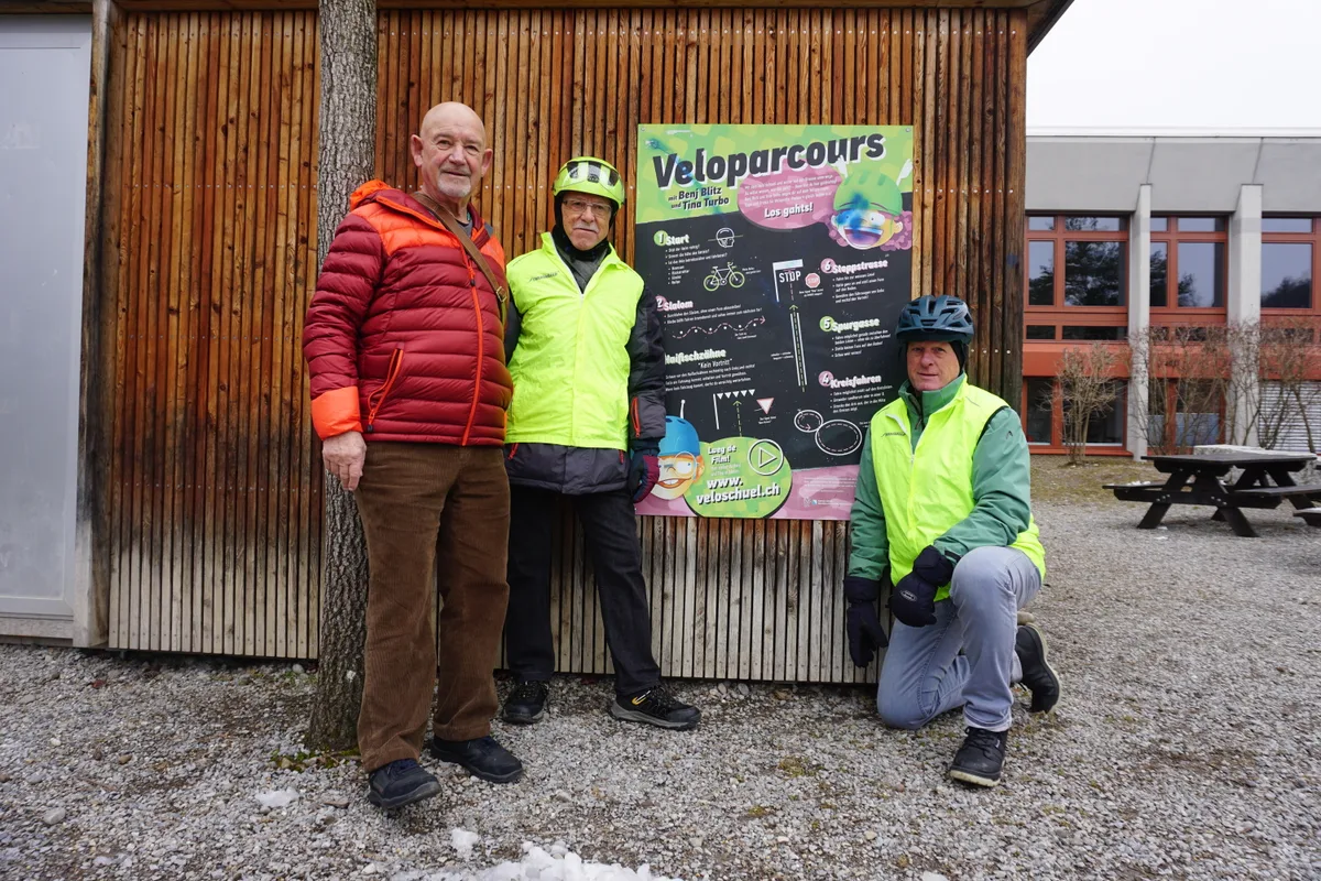 DRei vor Plakat