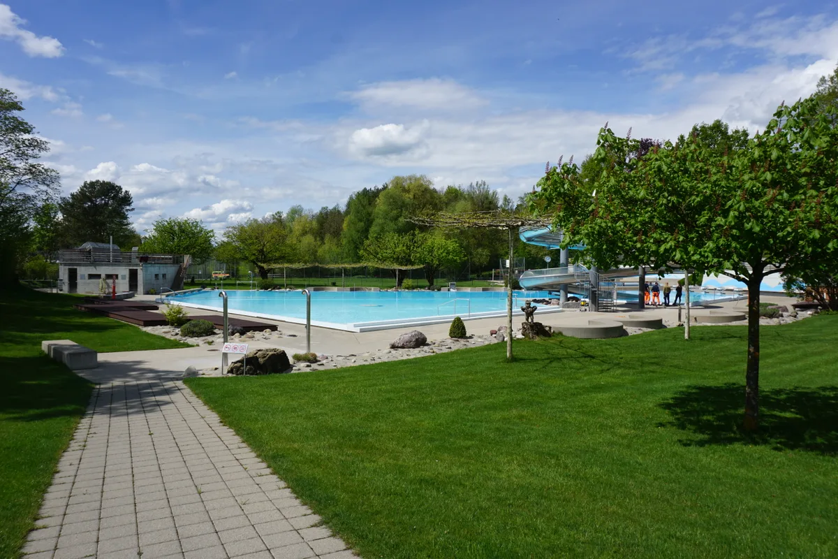 Blick auf das grosse Becken der Badi Hinwil.
