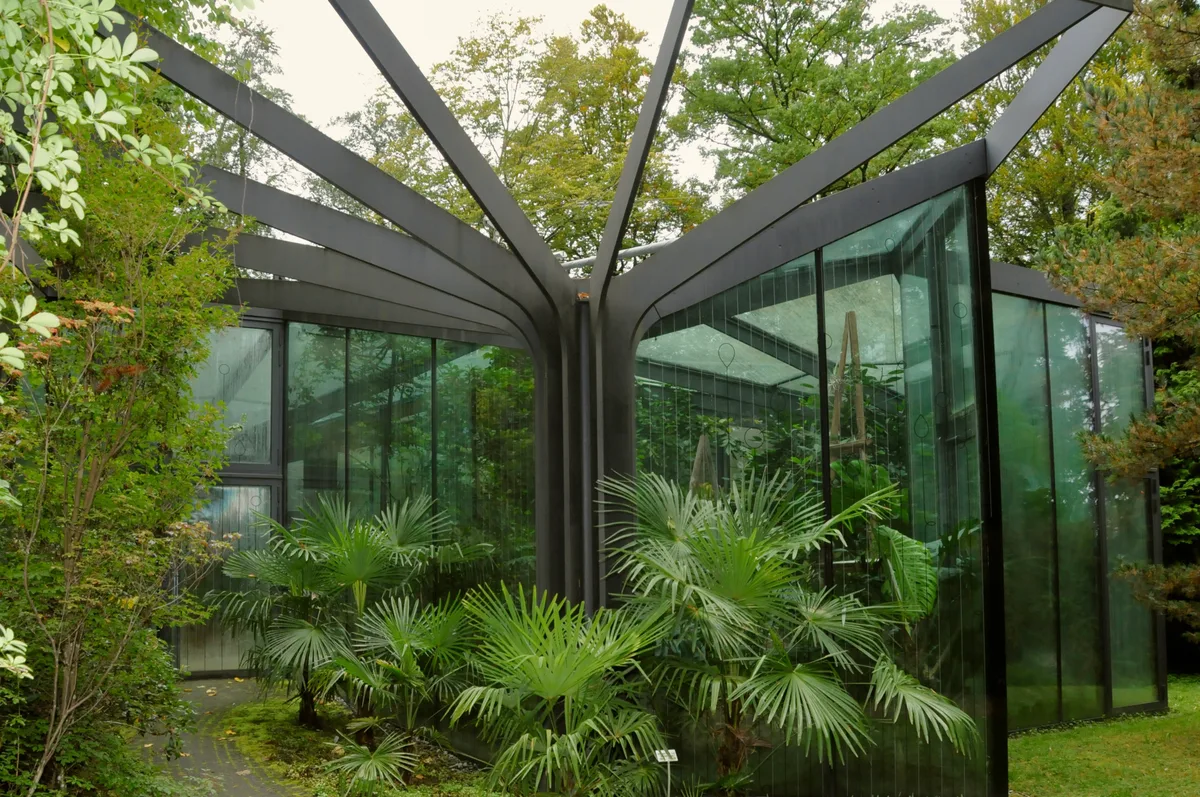 Im Tropenhaus lernt man die Pflanzen der exotischen Früchte kennen, die man im Supermarkt kauft. Auch im Herbst ist der Botanische Garten in Grüningen einen Besuch wert.