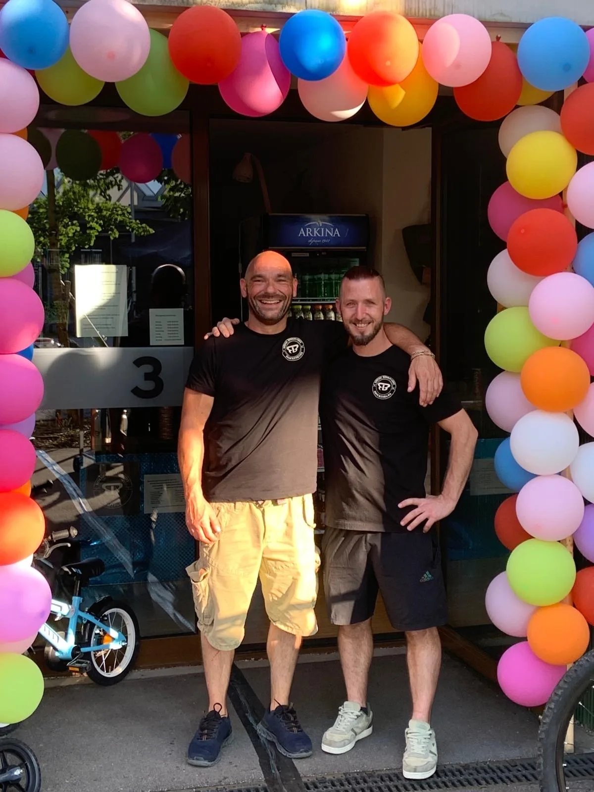 Pascal Burkhardt (rechts) und Filip Rüegg an der Eröffnung ihres neuen Brockenhauses. Man sieht die Geschäftsinhaber des RB Brockenhauses in Wetzikon.