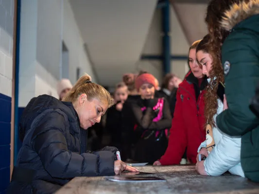 Der Schweizer Eiskunstlaufstar Denise Biellmann hat in Bäretswil als Trainerin gearbeitet. Hier gibt sie in Bäretswil Unterschriften, wo sie das Schaulaufen besucht hat. Frau unterschreibt