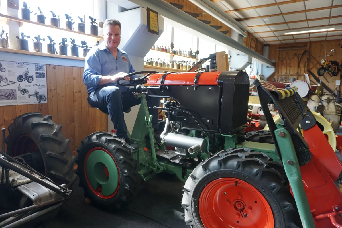 Mann auf Traktor
