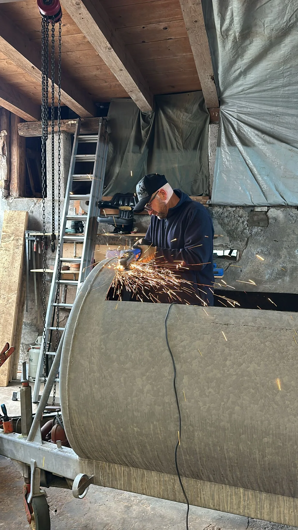 Das Gefährt haben die Feuerwehrkollegen in ihrer Freizeit gebaut. Bauen