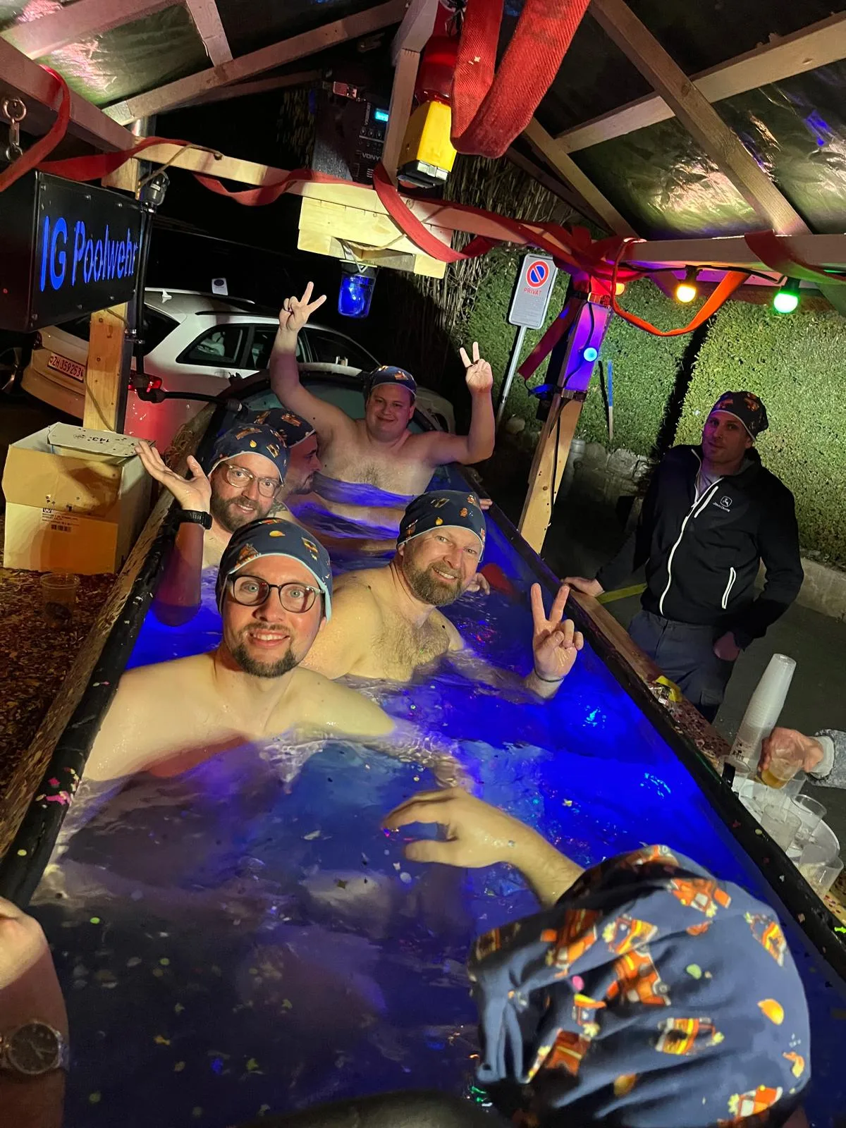 Im Hot-Pot finden gleichzeitig zehn Leute Platz. Leute drin