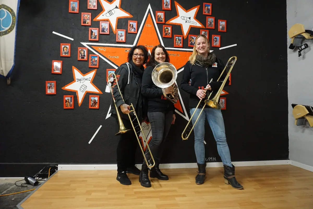 Drei Frauen mit Instrumenten