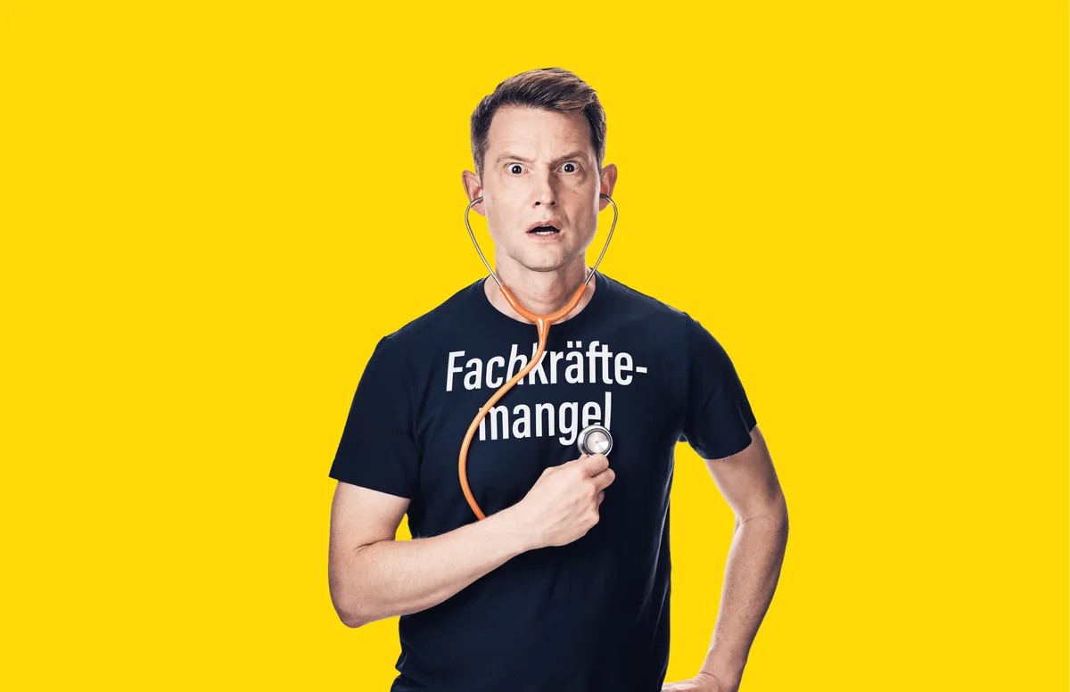 Comedian Fabian Unteregger tritt am 8. März in Bäretswil auf. Mann und gelber Hintergrund