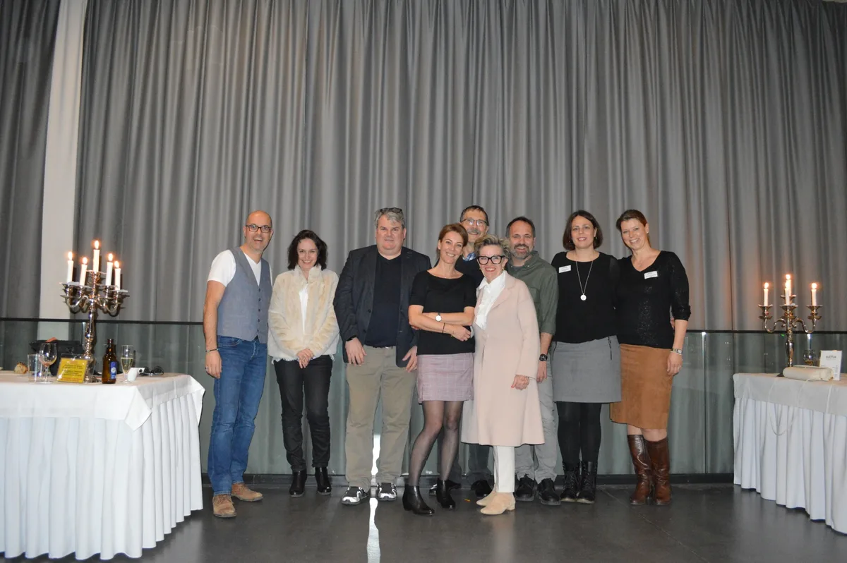 Mike Müller (Dritter von links) war 2020 zu Gast in Bäretswil. Man sieht mehrere Leute stehen.