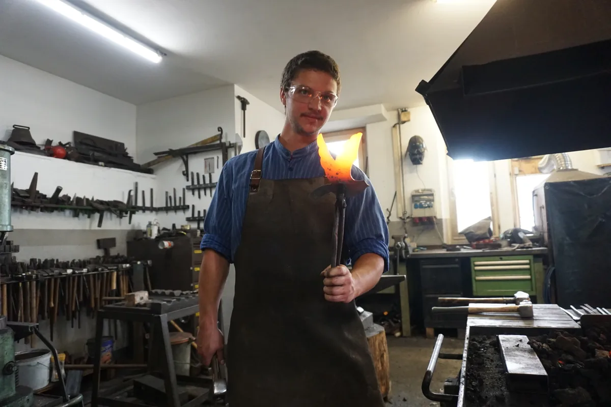 Mann in Werkstatt